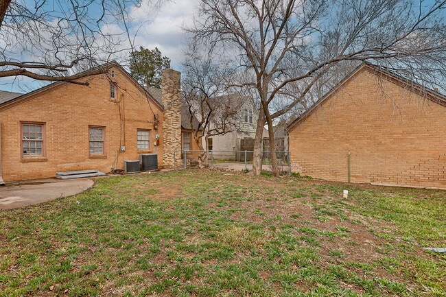 Building Photo - 3 bedroom less than 1 mile from Tech