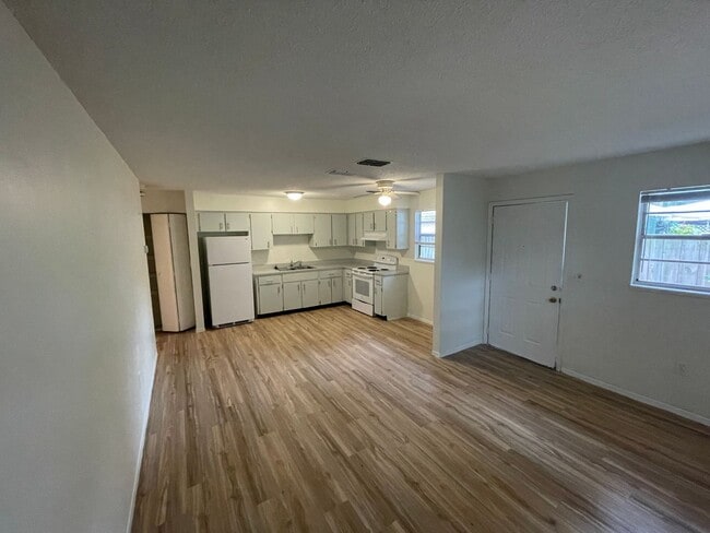 Building Photo - 5602 Montana Ave