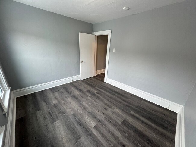 Building Photo - Renovated 3/1 Duplex In The Heart Of Pitcairn!! Available Now!