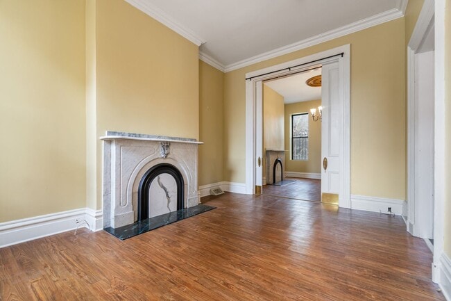 Building Photo - Charming - Manchester Home