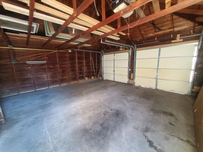 Building Photo - 3 Bedroom Single Family