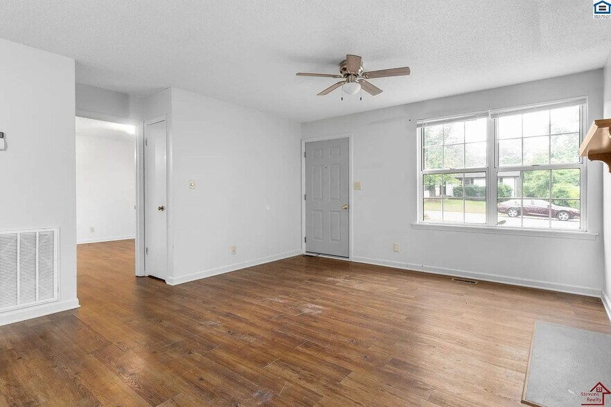 Building Photo - 1907 Roan Dr