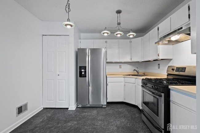 Building Photo - 12 Kingston Run