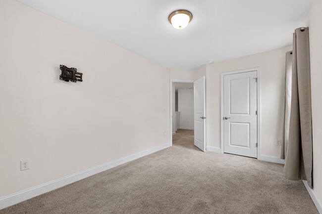 Building Photo - Spacious 3-Bedroom Townhome in Durham!