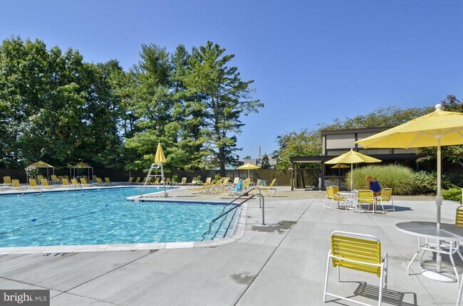 Building Photo - 4960 Sentinel Dr