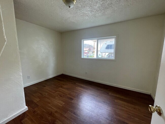 Building Photo - 2 Bedroom House With Large Yard.