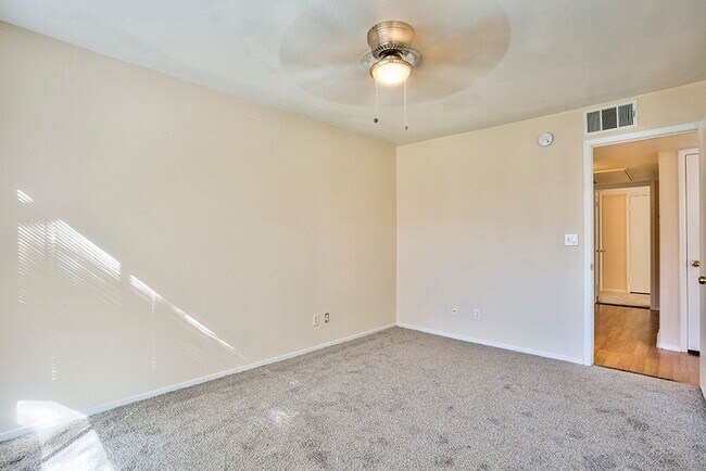 Building Photo - 2 Bed, 2 Bath Beautiful condo available now!