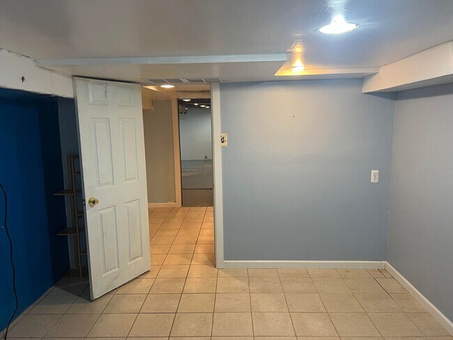 Building Photo - Updated Single Family Ranch Home with Fenc...
