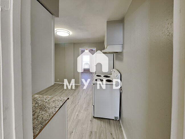 Building Photo - 1724 Pear St Unit 5