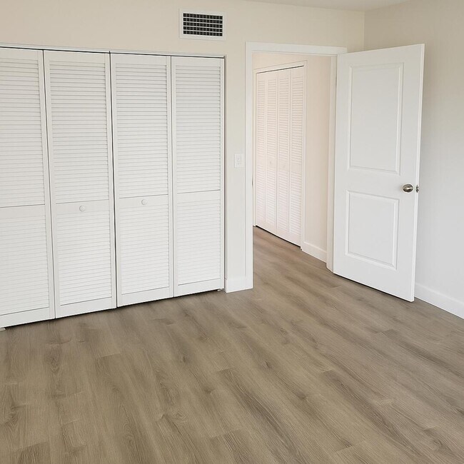 Building Photo - 965 Manor Dr