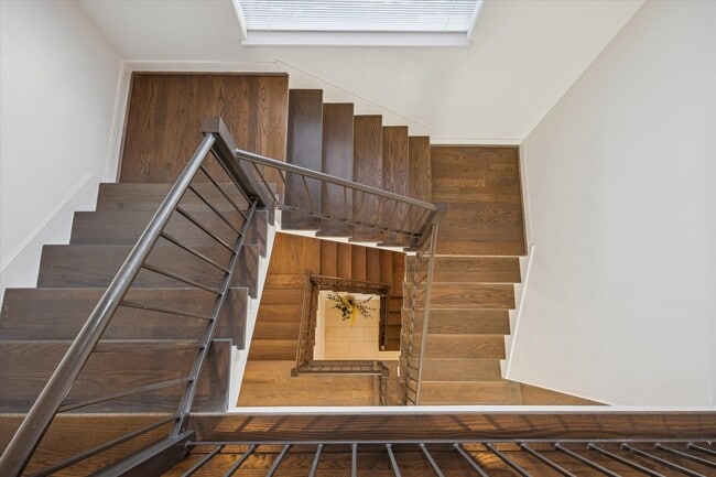 Building Photo - 902 Roy St