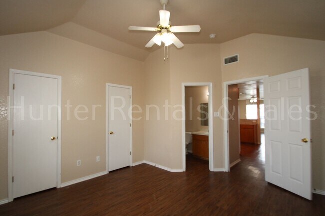 Building Photo - Spacious Three-Bedroom!