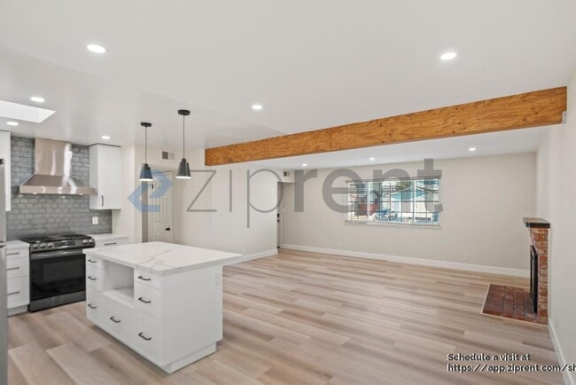 Building Photo - 1396 Saratoga Dr