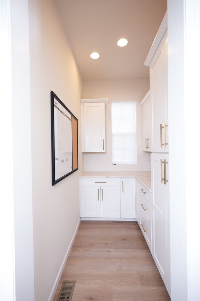 Building Photo - 245 Hollyhock Dr