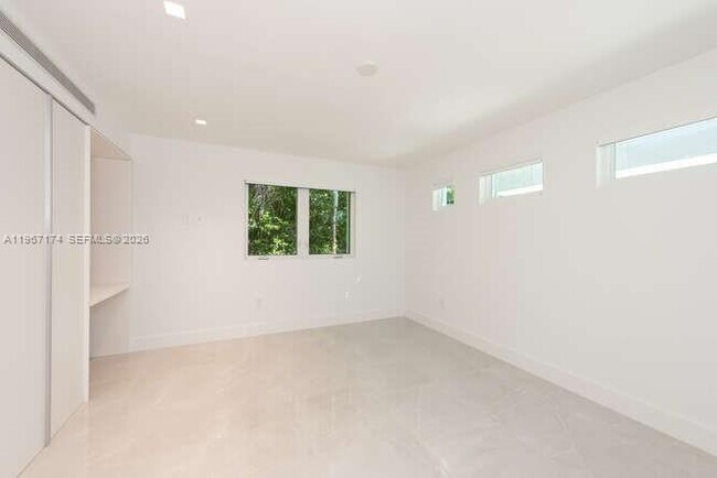 Building Photo - 1325 Bay Dr