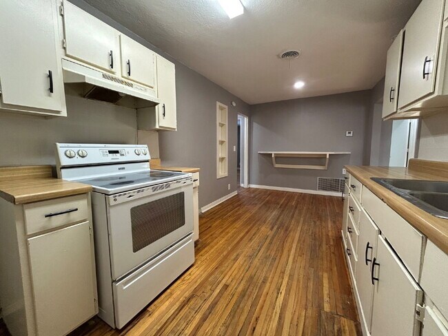 Building Photo - 6 Month Lease Special at $950/Month!