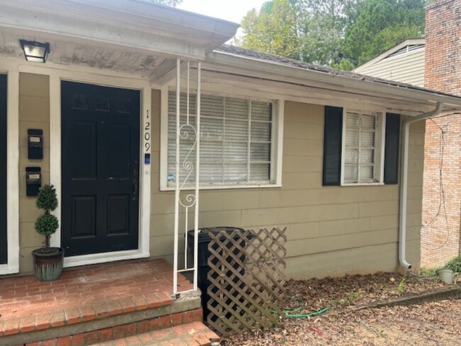 Building Photo - Linden - 1207/1209