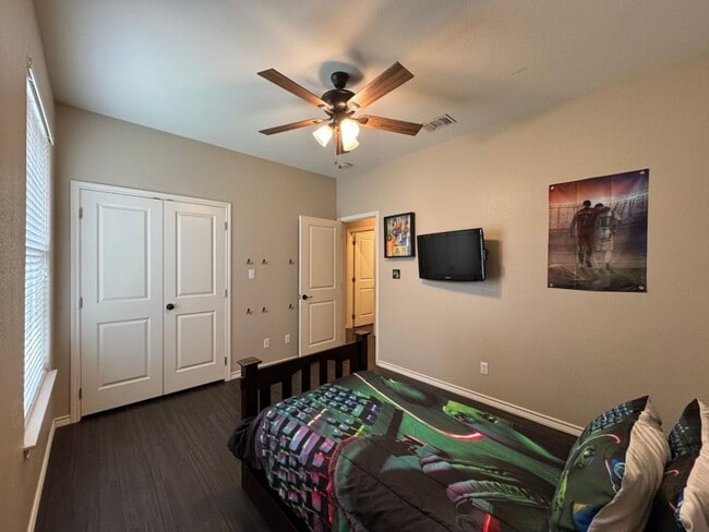 Building Photo - Gorgeous Home in Fleetwood!