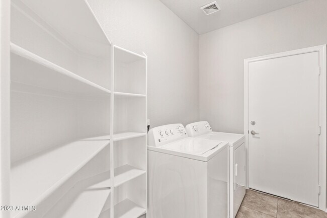 Building Photo - 2821 W Santa Cruz Ave