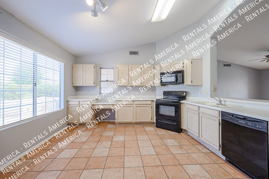 Building Photo - 5515 E Farmdale Ave