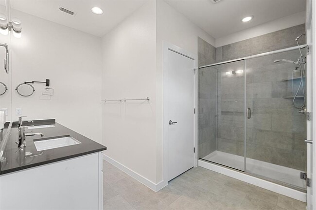 Building Photo - 705 N Bluff Dr