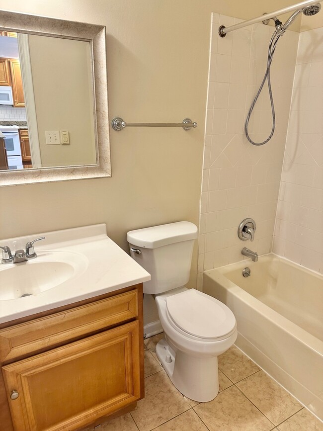 Building Photo - 870 E Old Willow Rd