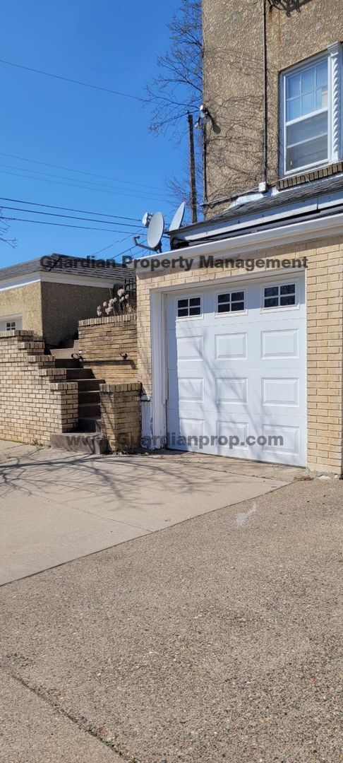 Building Photo - South Minneapolis duplex with garage parking