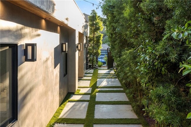 Building Photo - 4000 Bouquete St