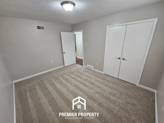 Building Photo - 5740 Fox Bend Ave