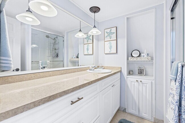 Building Photo - 5674 SE Riverboat Dr