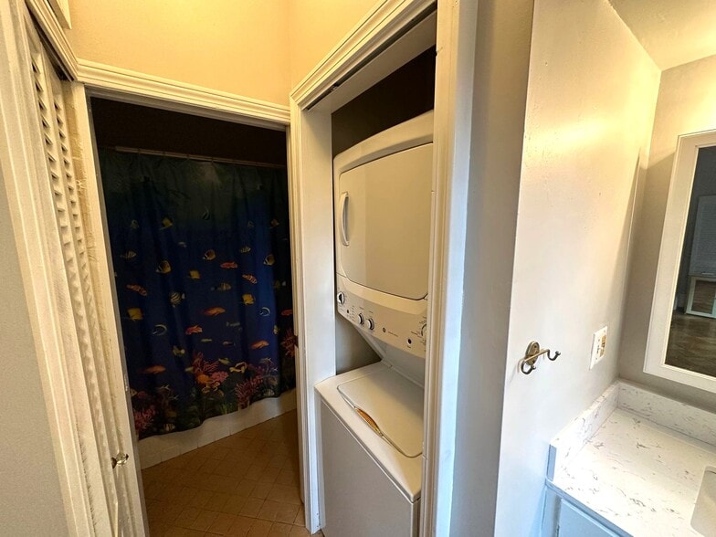 Building Photo - 32 Gloucester St