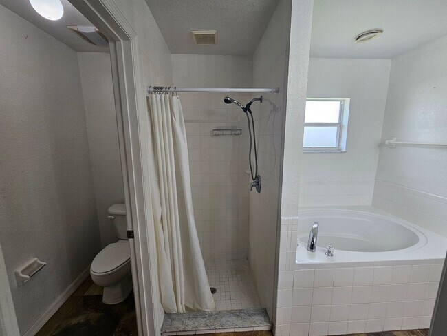 Building Photo - BEAUTIFUL 3 BED / 2 / BATH /2 CAR GARAGE (...