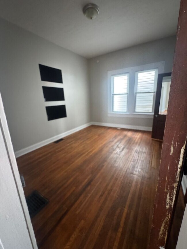 Building Photo - 3 BED home with rear patio available AUGUST!