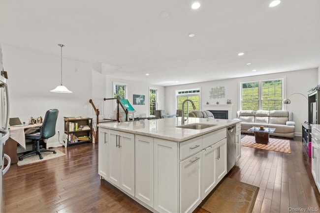 Building Photo - 19 Dennis Ln