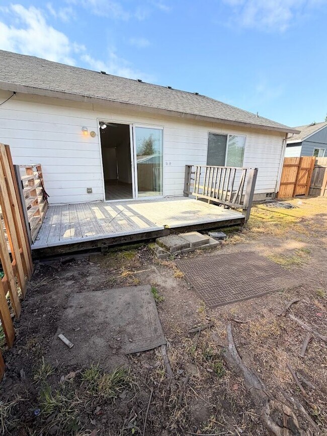 Building Photo - Fontana Duplexes