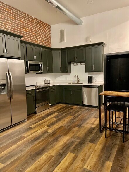 Primary Photo - 36 W 4th St