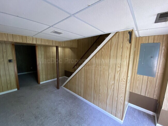 Building Photo - 219 Bells Hill Rd