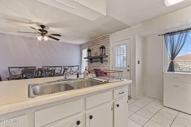 Building Photo - 4713 Sun Valley Dr