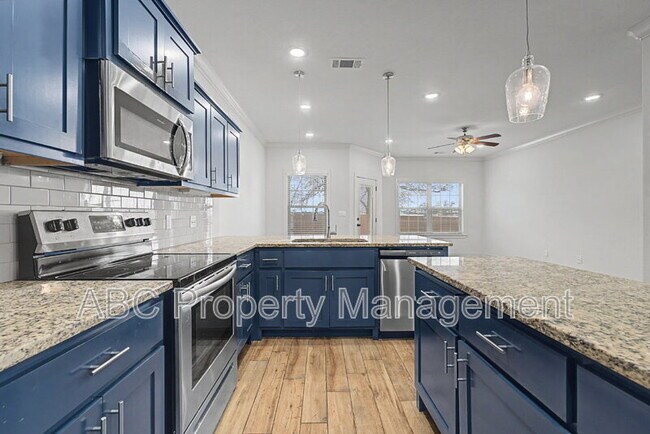 Building Photo - 3213 SW Hillstone Ave