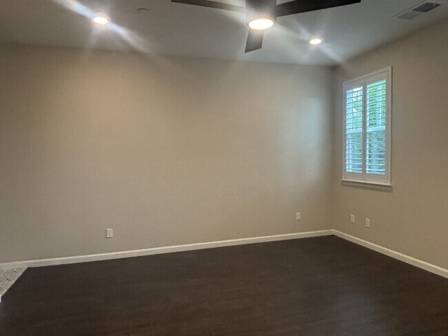 Building Photo - 608 Somerset Way