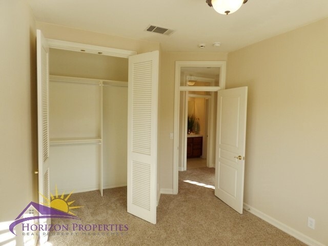 Building Photo - Modern Three-story 5 Bed 3.5 Bath 2,601 sqft Fair Oaks Home