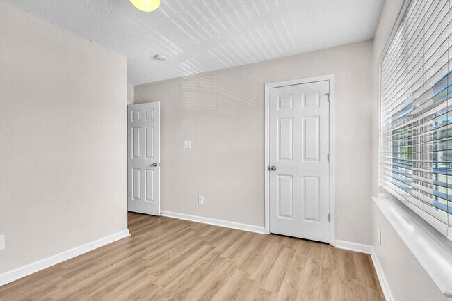 Building Photo - 2 Bed 2.5 Bath Townhome