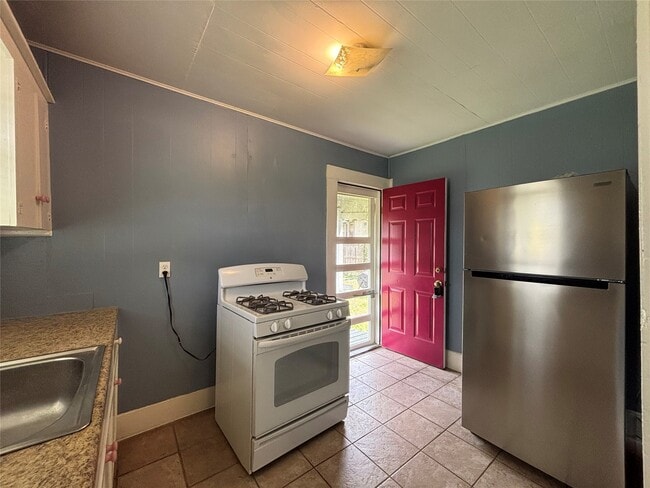 Building Photo - 3301 Dennis St