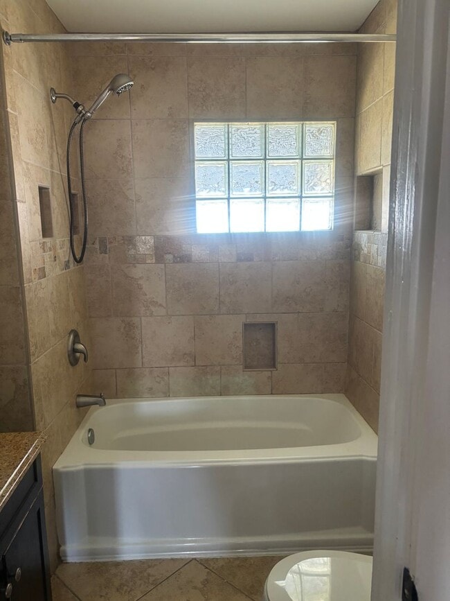 Building Photo - Single Family Home, 3 bed/1 bath $1,200 One-Story