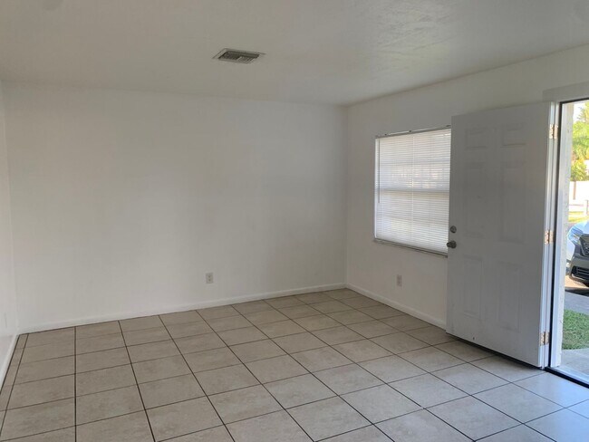 Building Photo - Vero Beach 2 Bedroom 1 Bath