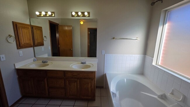 Building Photo - 3 Bed 2 Bath in Oklahoma City!