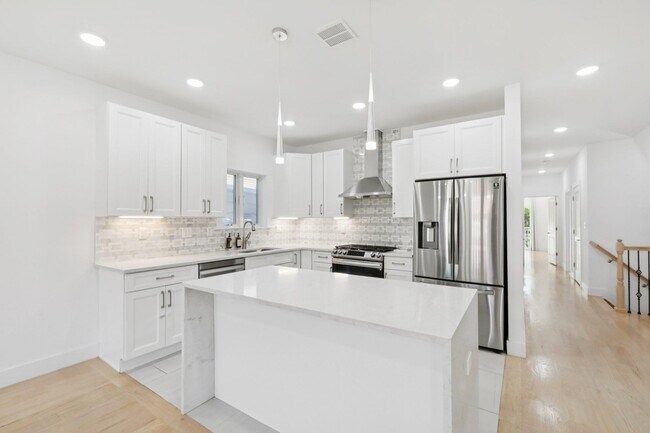 Building Photo - 131 Zabriskie St