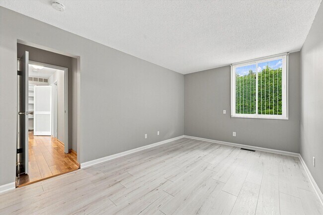 Building Photo - 893 Cliffs Dr