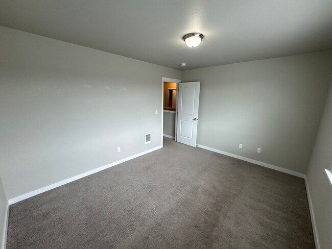 Building Photo - Stunning 3-Bedroom Home with Modern Comforts in a Quiet Neighborhood