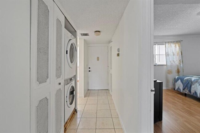 Building Photo - 6075 N Sabal Palm Blvd